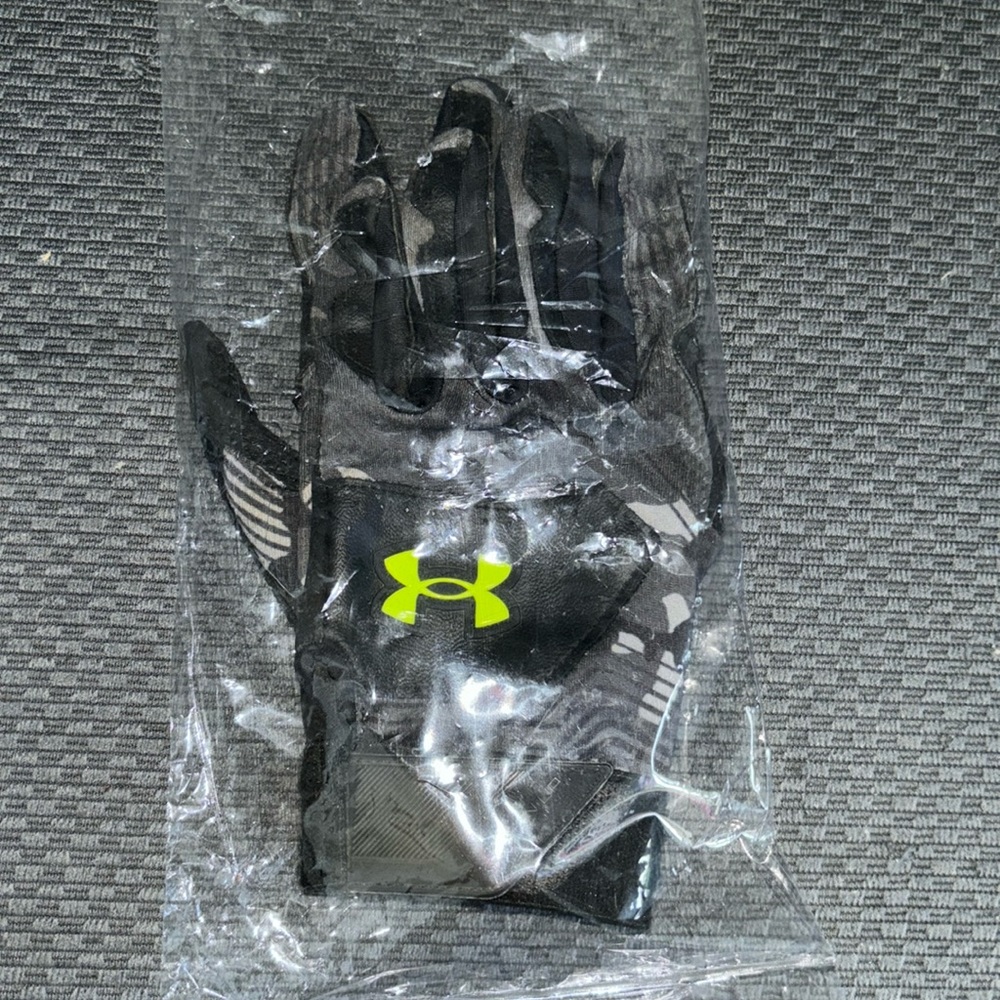 Batting gloves ! Youth medium Under Armor  batting gloves